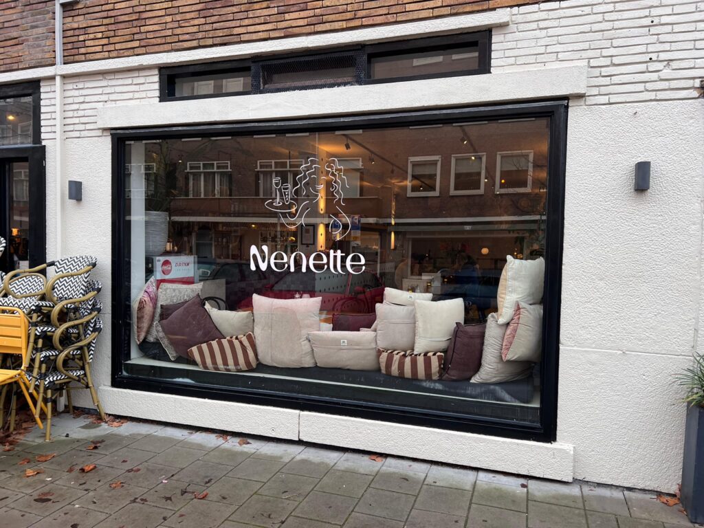 Raambelettering met logo op de etalage van Nenette, door Brand Energizer