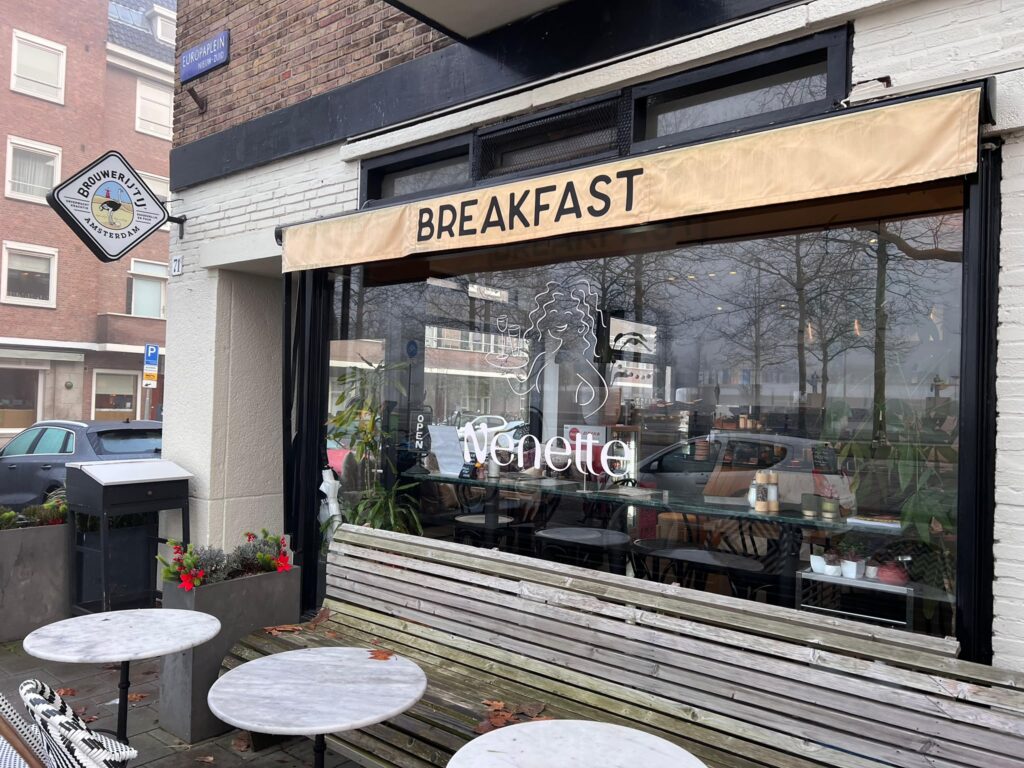 Raambelettering op het raam van horecazaak Nenette, door Brand Energizer