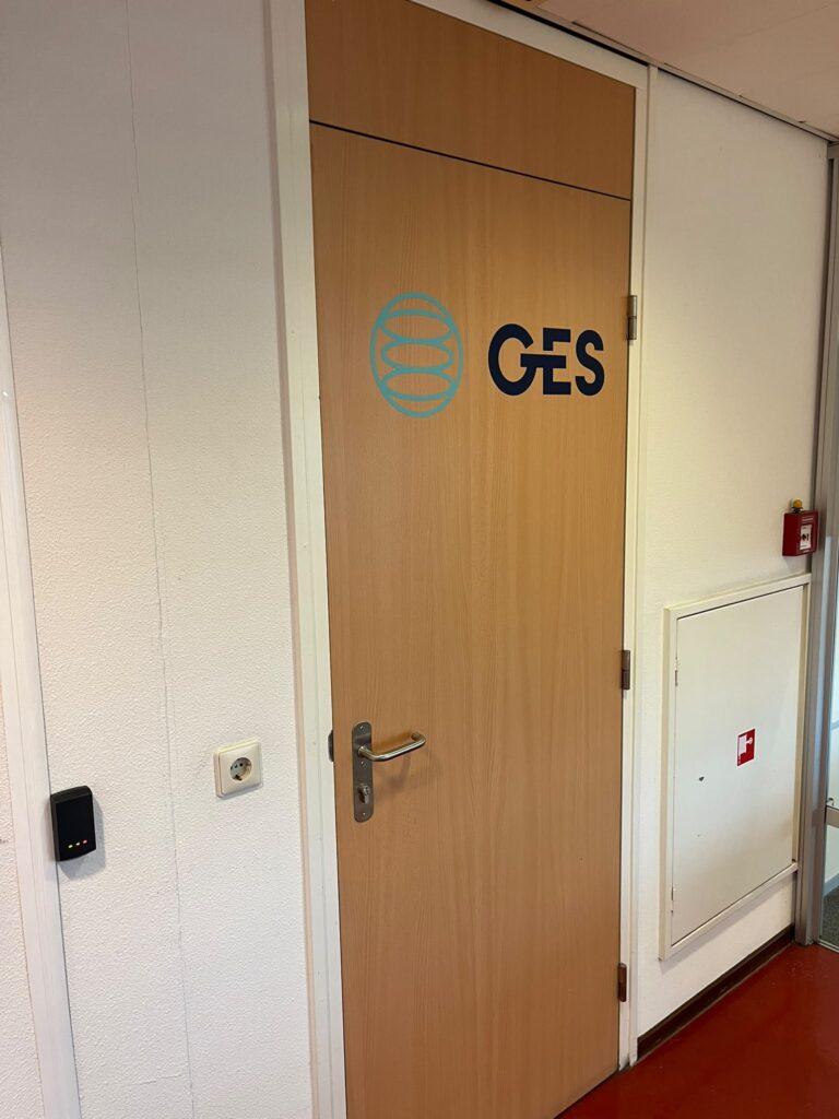 Binnenbelettering met logo op een kantoordeur bij GES, door Brand Energizer