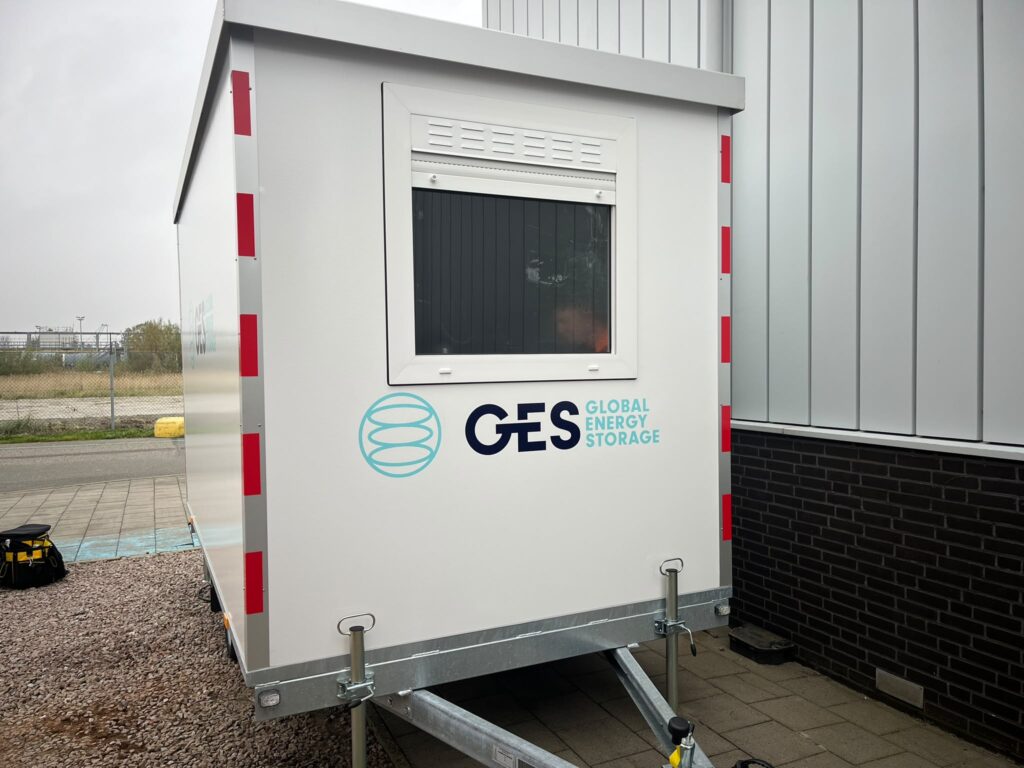 Belettering op een aanhanger voor GES Global Energy Storage, door Brand Energizer