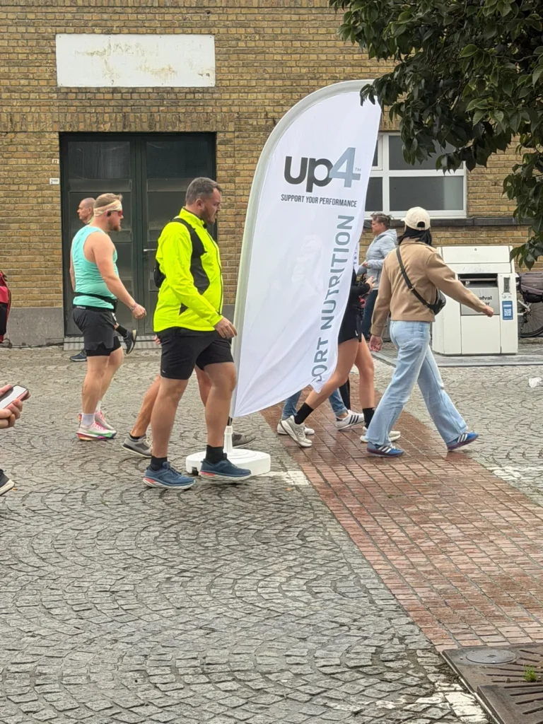 Beachflag van Up4 bij een hardloopevenement